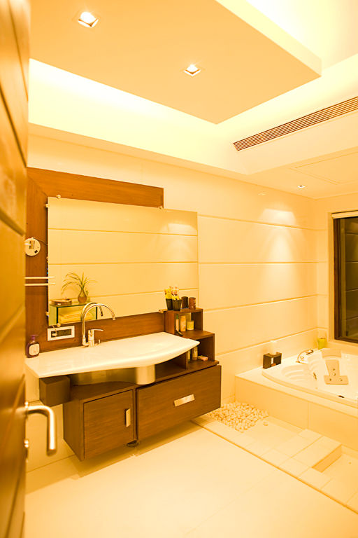 homify Asian style bathrooms Ceramic