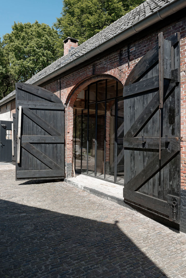 Restauratie boerderij Hengstmere, ODM architecten - erfgoed & architectuur ODM architecten - erfgoed & architectuur Houten ramen Deur,Weg oppervlak,Schaduw,Boom,Hout,Armatuur,Lucht,Facade,Metselwerk,Dak