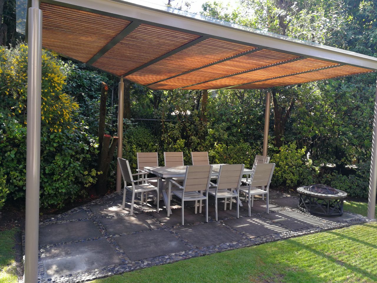 Pérgola color pimienta y madera color magnolia en Contadero CDMX, Materia Viva S.A. de C.V. Materia Viva S.A. de C.V. Modern style gardens