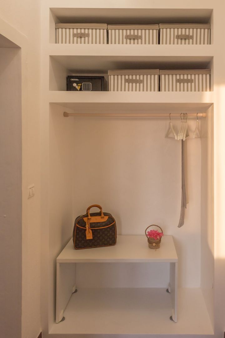 Fenicottero Rosa, Home Staging per la Microricettività, Anna Leone Architetto Home Stager Anna Leone Architetto Home Stager Minimalist dressing room