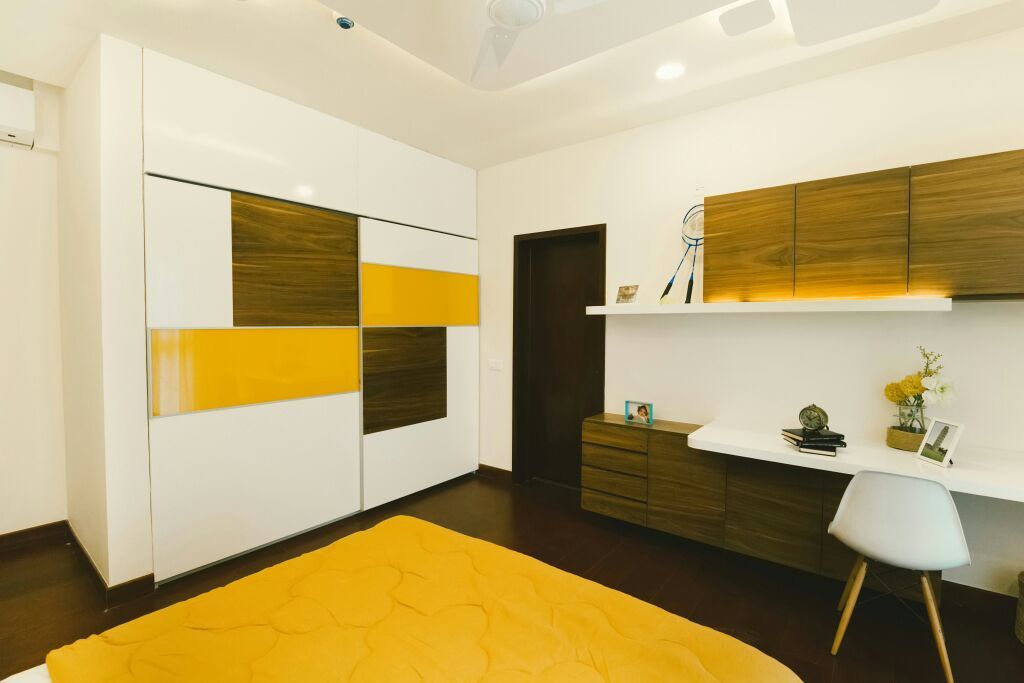 homify Classic style bedroom Wardrobes & closets