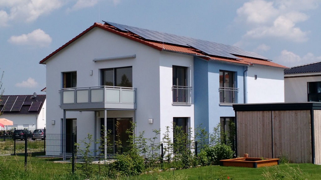 Energieautarkes 2-Familienhaus - heute schon an morgen gedacht, wir leben haus - Bauunternehmen in Bayern wir leben haus - Bauunternehmen in Bayern Casas ecológicas
