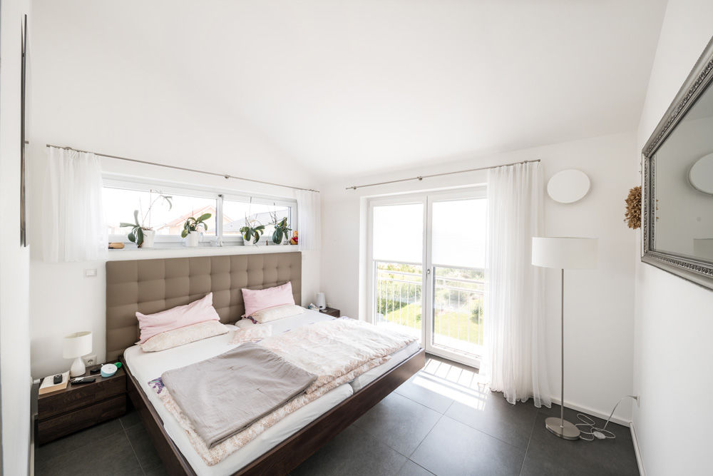 Moderne Stadtvilla mit mediterranem Flair, wir leben haus - Bauunternehmen in Bayern wir leben haus - Bauunternehmen in Bayern Modern style bedroom