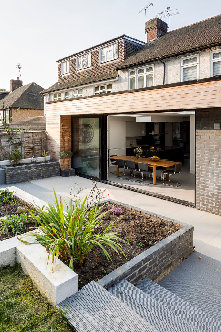 Large Rear Extension, Semi-detached House, Woodford Green, North-East London, Model Projects Ltd Model Projects Ltd Casas modernas model projects,timber cladding,slidding doors,planters