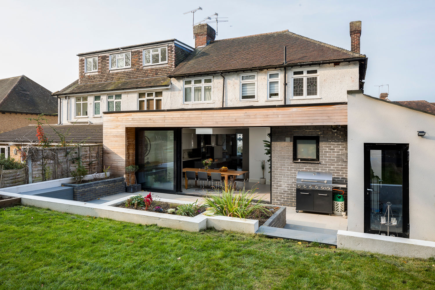 Large Rear Extension, Semi-detached House, Woodford Green, North-East London, Model Projects Ltd Model Projects Ltd Casas modernas: Ideas, imágenes y decoración model projects,timber cladding,planters,slidding doors