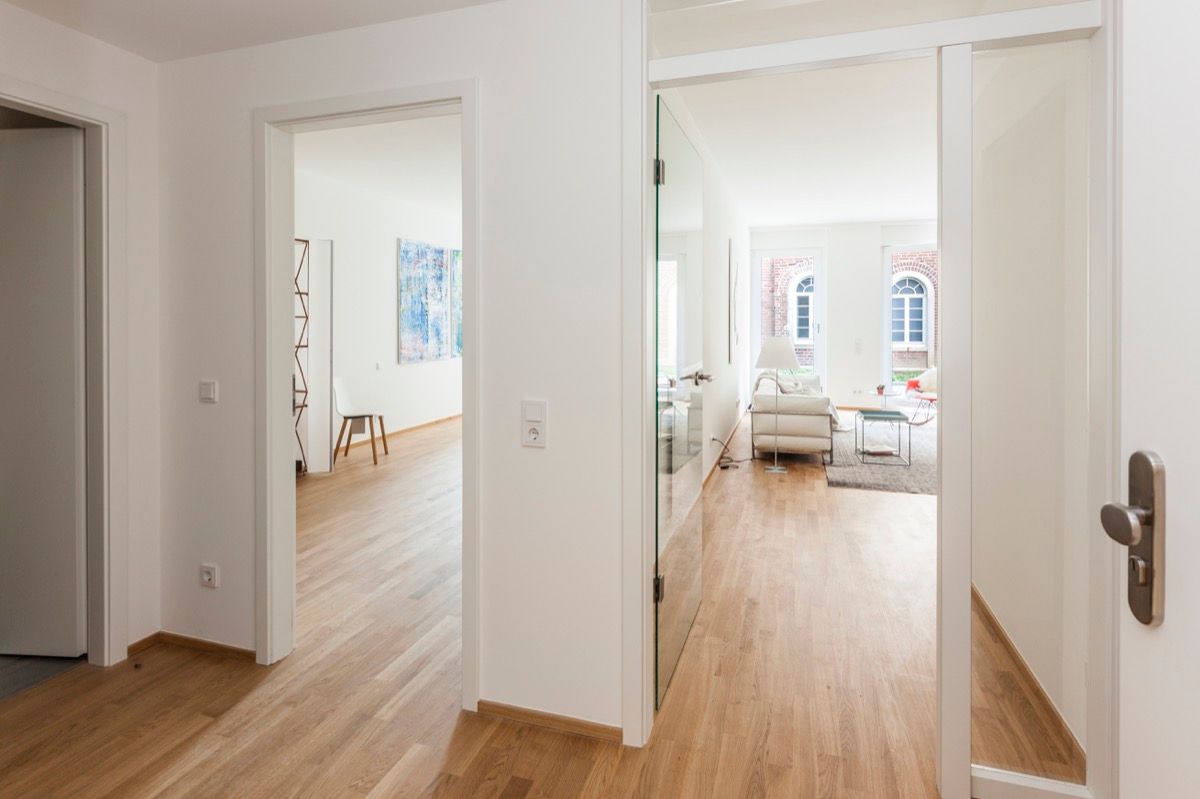 Apartment in Mannheim, Massimo Del Prete Fotografie Massimo Del Prete Fotografie ห้องโถงทางเดินและบันไดสมัยใหม่