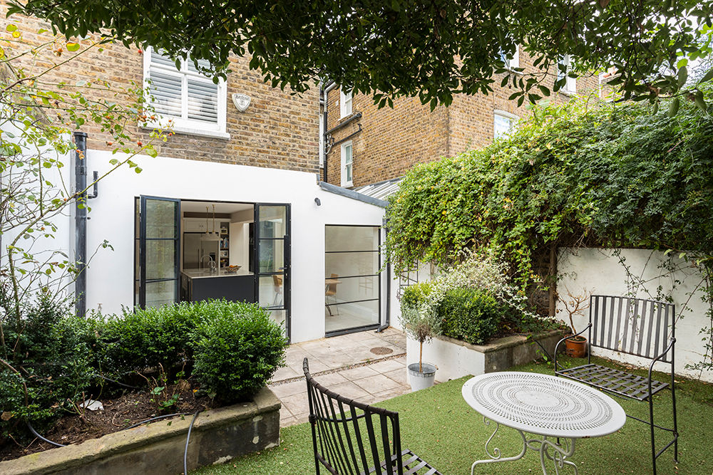 Jess & Hugo's Shepherd's Bush Renovation, Model Projects Ltd Model Projects Ltd Terrace house crittal window