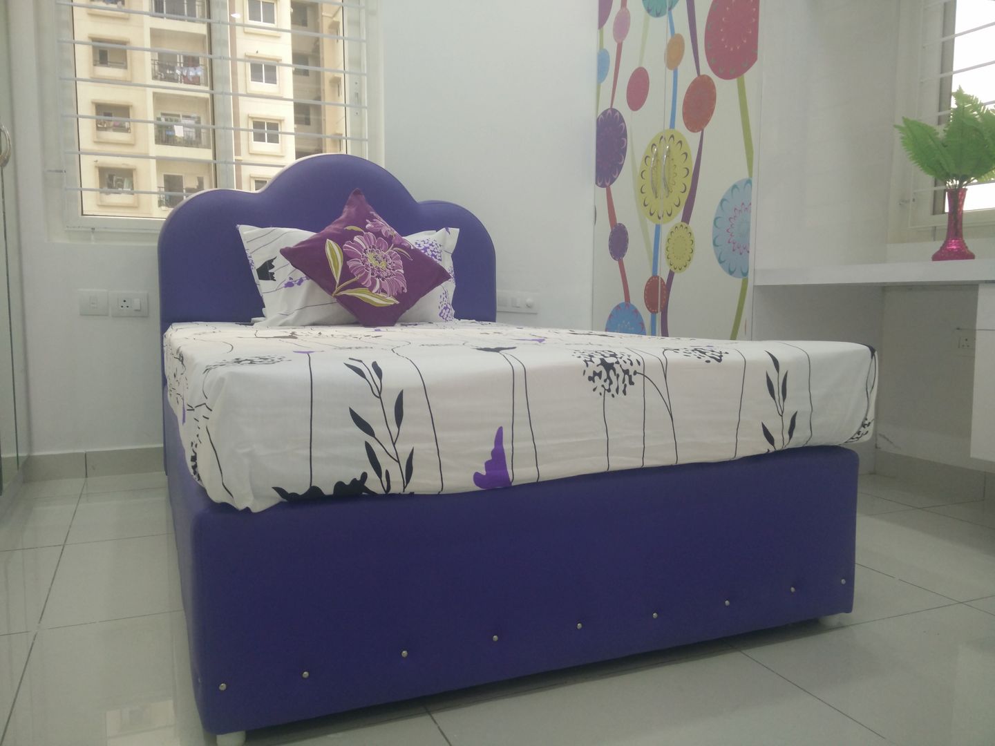 Queen Size Cot Enrich Interiors & Decors Modern style bedroom Fake Leather Metallic/Silver Beds & headboards