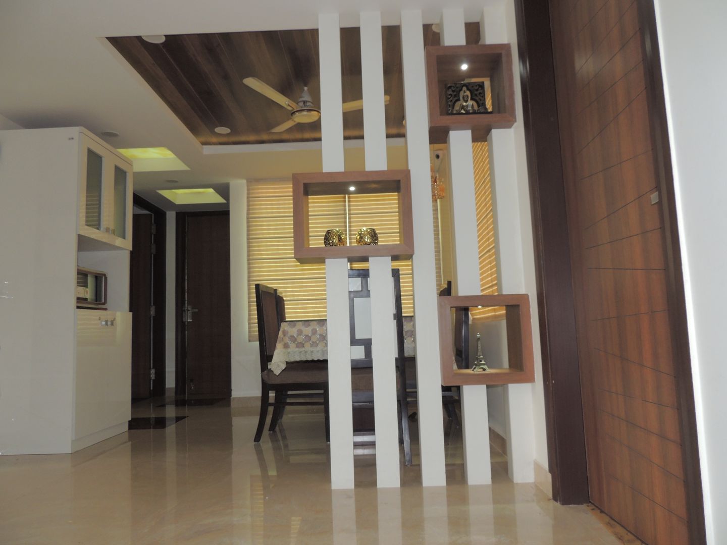 Dwarka sector 19B, CREDENCE INTERIO CREDENCE INTERIO Pasillos, vestíbulos y escaleras de estilo moderno