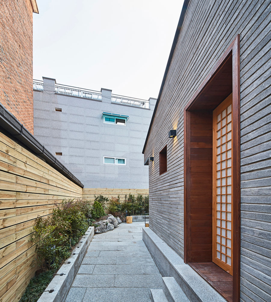 제기동 미니멀 한옥, 주식회사 착한공간연구소 주식회사 착한공간연구소 Casas de estilo asiático