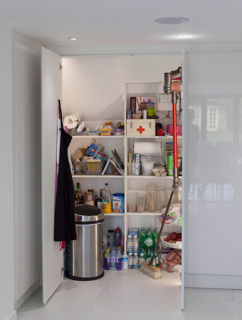 Henley On Thames - Handleless Glass Kitchen cu_cucine 모던스타일 주방 built in pantry,walk in pantry,walk in storage