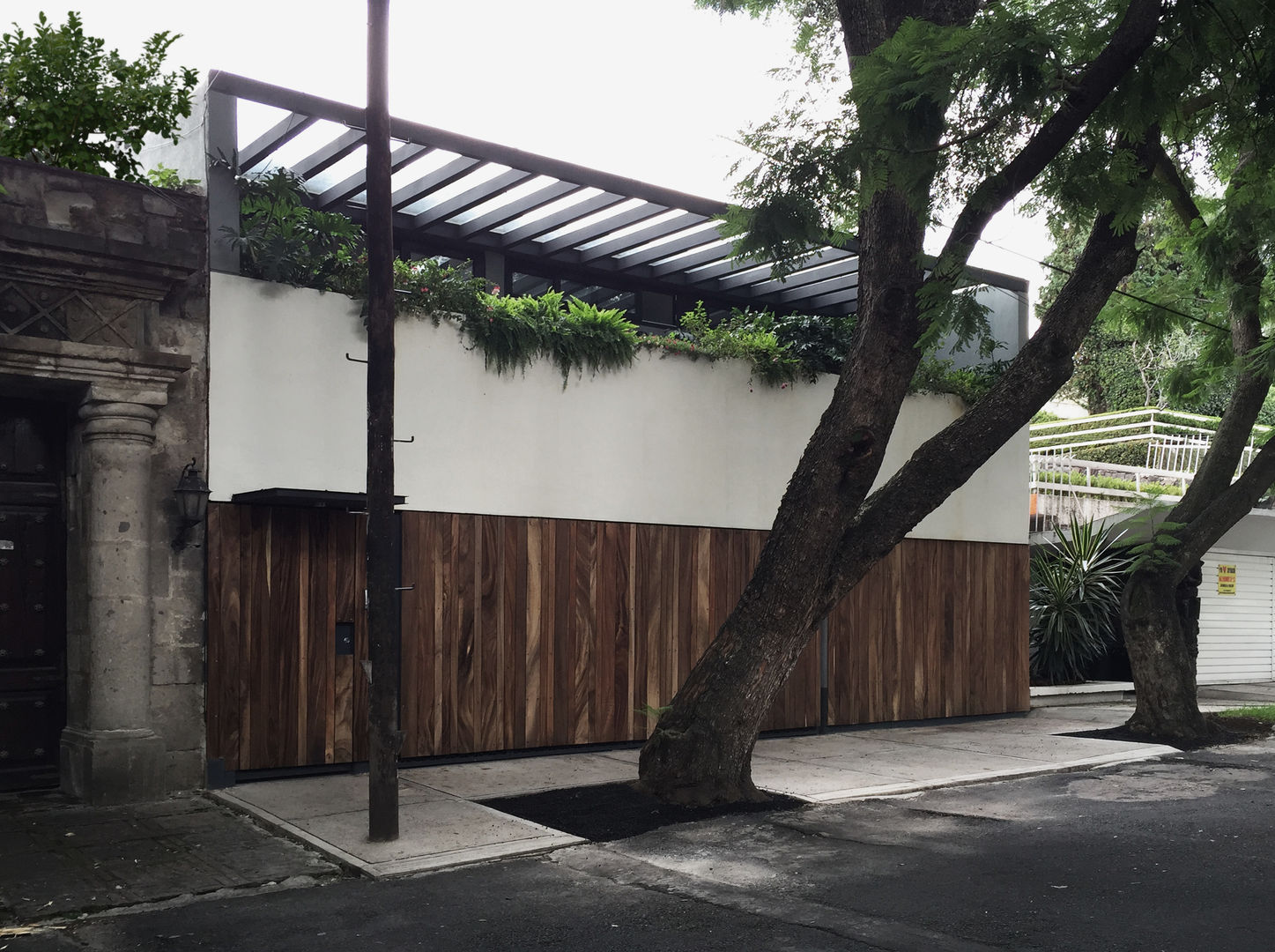 Fachada remodelada AWA arquitectos Casas unifamiliares Madera Acabado en madera