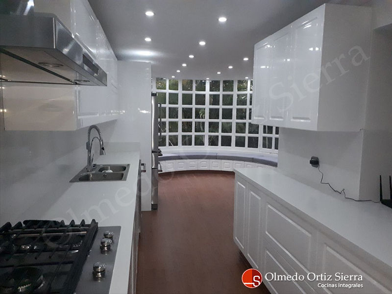 Cocina Integral Blanca Grande - Cali, colombia, Cocinas Integrales Olmedo Ortiz Sierra Cocinas Integrales Olmedo Ortiz Sierra Nhà bếp phong cách hiện đại Ván Bench tops