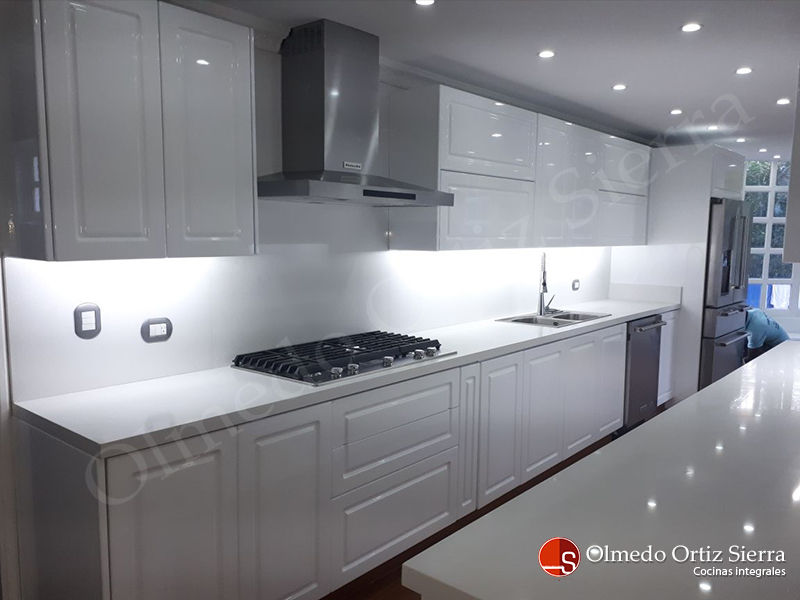 Cocina Integral Blanca Grande - Cali, colombia, Cocinas Integrales Olmedo Ortiz Sierra Cocinas Integrales Olmedo Ortiz Sierra مطبخ ذو قطع مدمجة ألواح خشب مضغوط