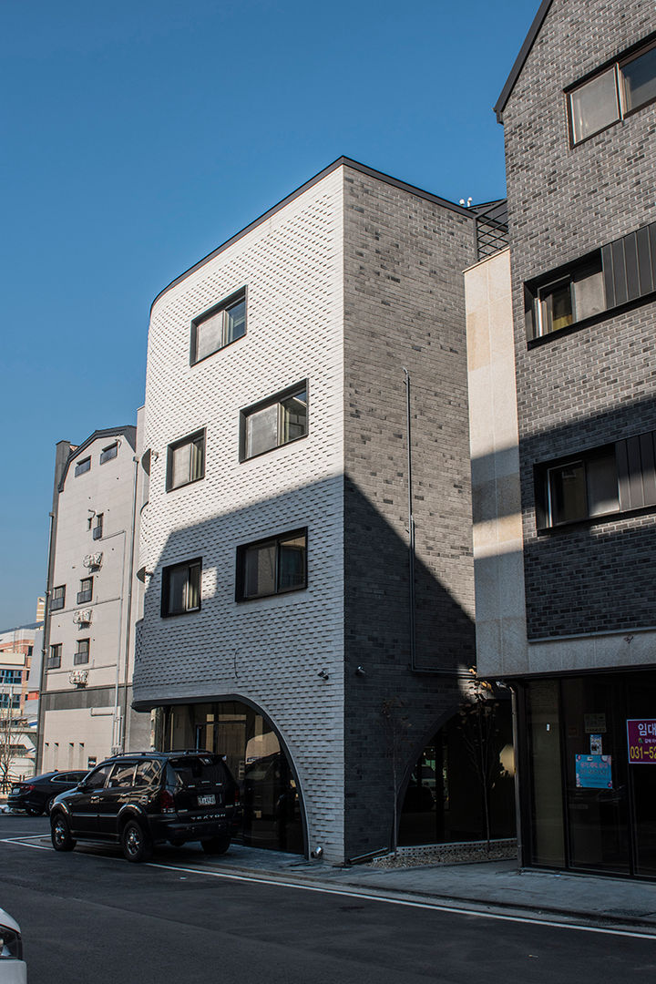 커빙스케이프_구리시 갈매동 562-4 상가주택, AAG architecten AAG architecten Багатоквартирний будинок Цегла