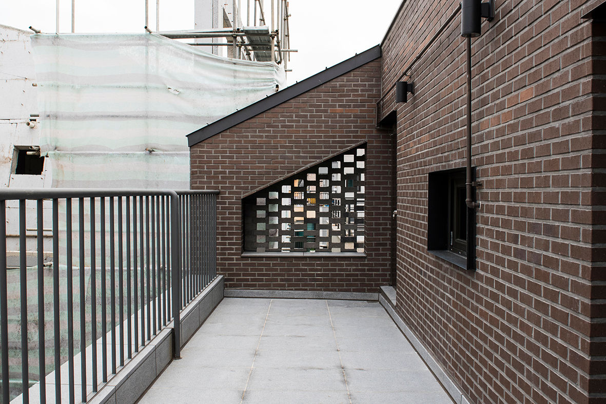 커빙스케이프_구리시 갈매동 562-4 상가주택, AAG architecten AAG architecten Modern terrace Bricks