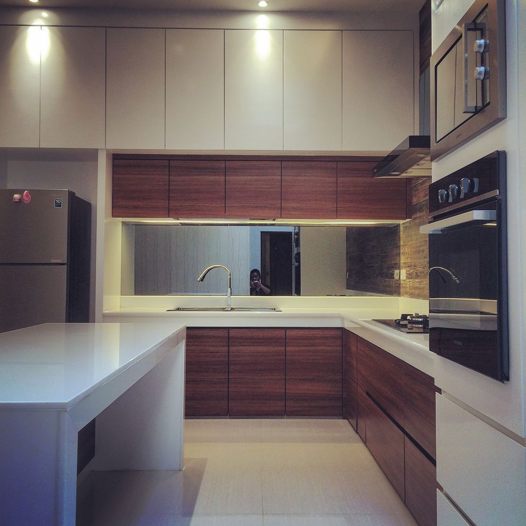 Dapur Kombinasi warna Putih dan Kayu Lighthouse Architect Indonesia Dapur Modern