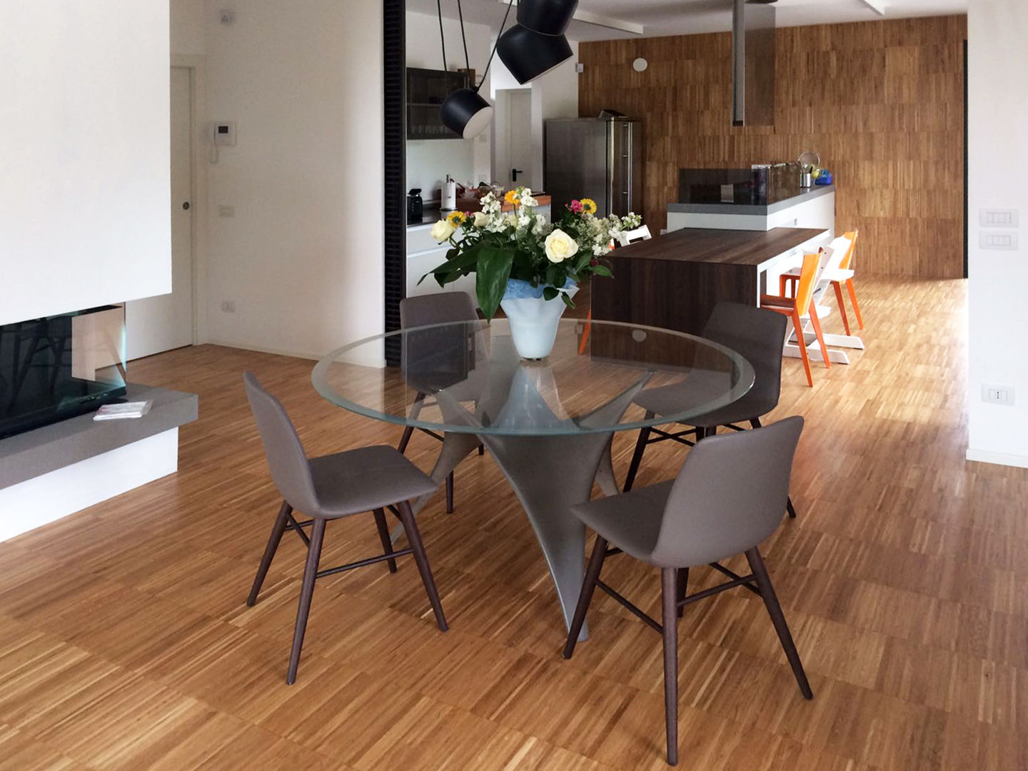 homify Modern dining room Wood Wood effect