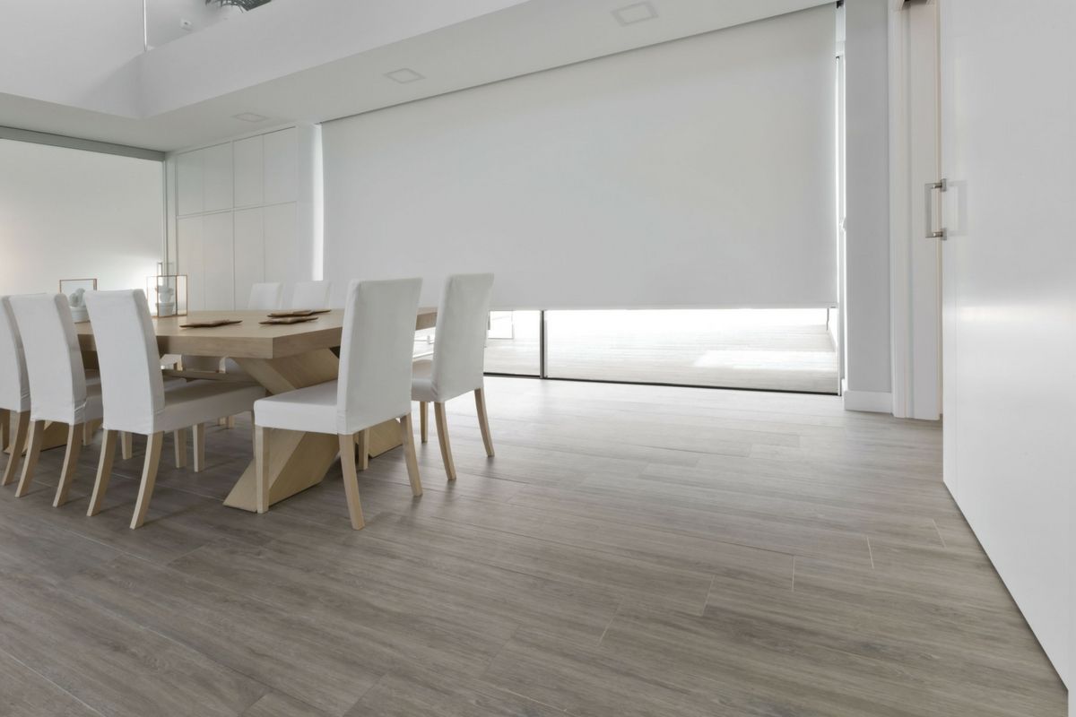 Estores enrollables en vivienda minimalista, Saxun Saxun Sala da pranzo minimalista