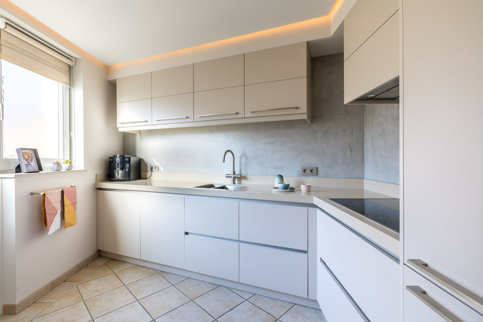 Totale make-over van woning in Volendam, Aangenaam Interieuradvies Aangenaam Interieuradvies Cozinhas modernas