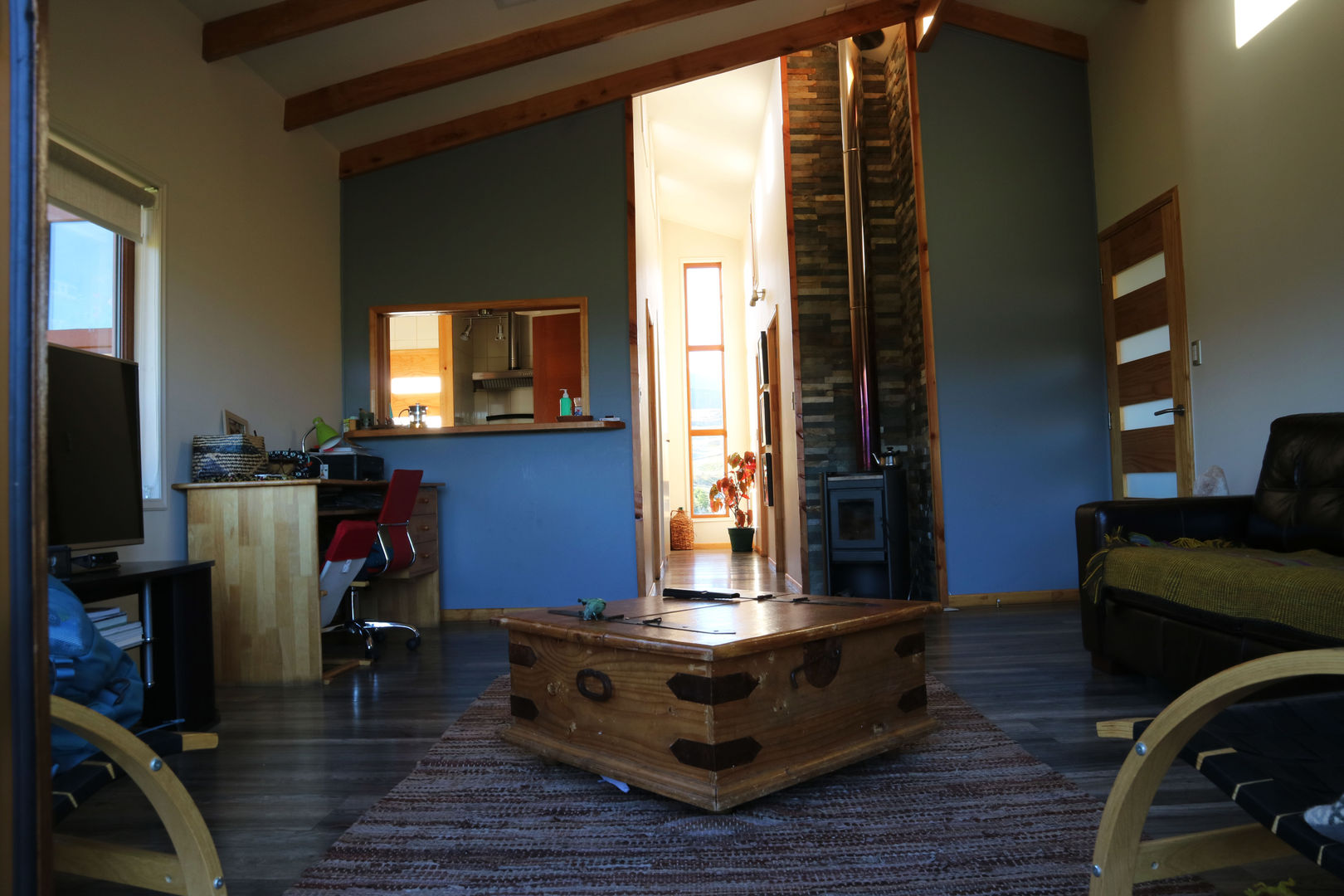 Vista interior living comedor homify Salones rurales Madera Acabado en madera