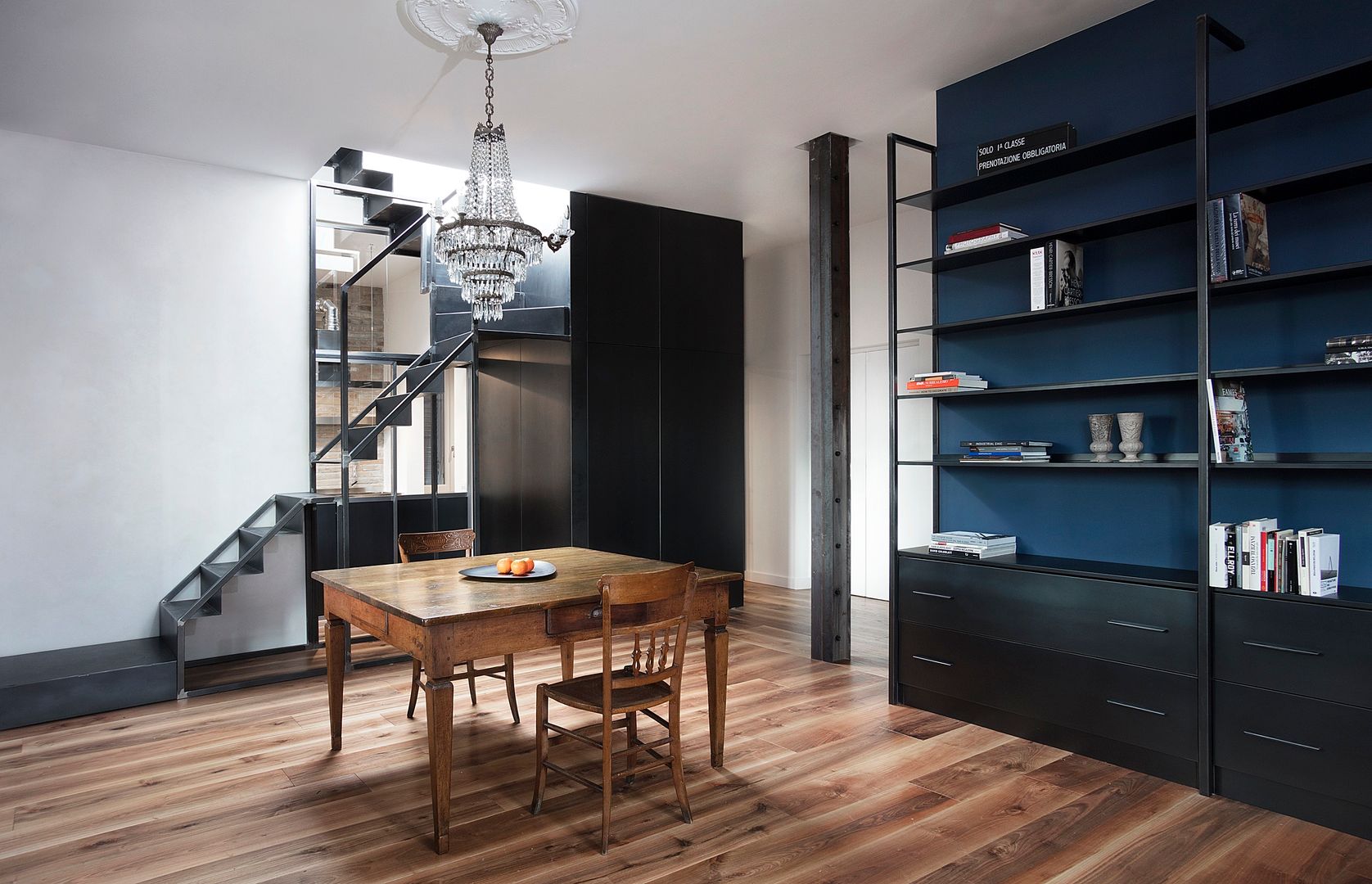 APT. MONTEVERDE, Mohamed Keilani | MGK Studio Mohamed Keilani | MGK Studio Sala da pranzo in stile industriale ohmylab,vintage,vintage furniture,wood,steel,stairs,ferro,libreria,library