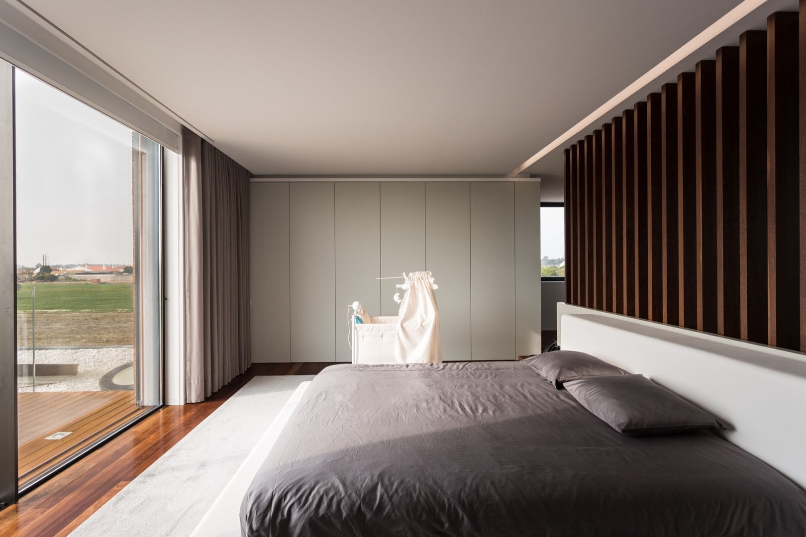 Marta House - Architecture: Risco Singular-Arquitectura Lda Arqº. Paulo Costa e Arqª. Sónia Abreu, Risco Singular - Arquitectura Lda Risco Singular - Arquitectura Lda Minimalist bedroom