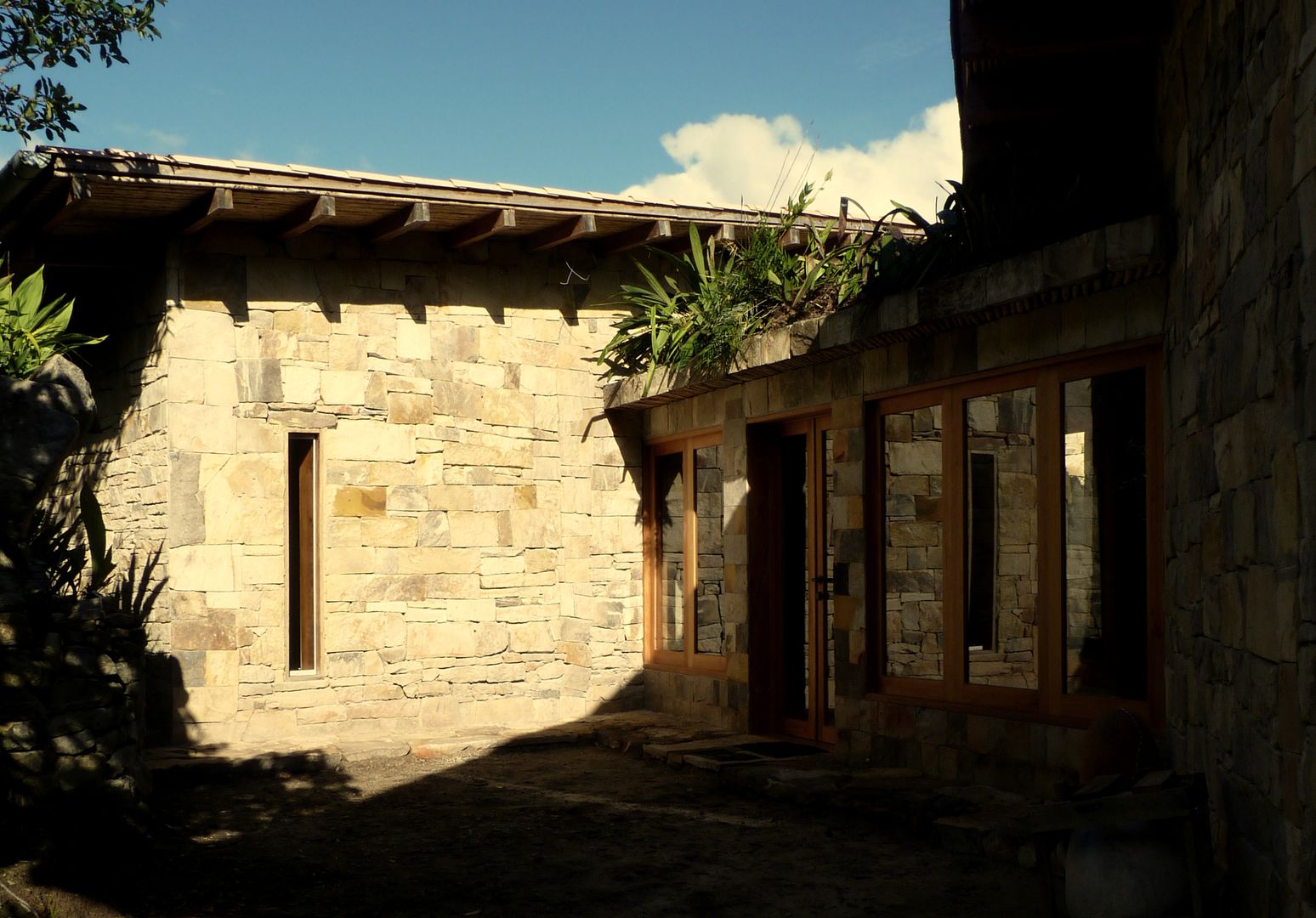 INGRESO PRINCIPAL homify Casas rurales Piedra casa de campo,madera,piedra,ingreso,gocta,teja