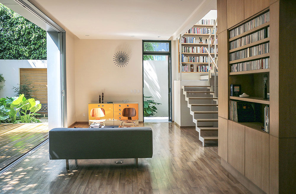 Casa Nirau PAUL CREMOUX studio Salones modernos sala de estar,sillon,piso de madera,escaleras,puertas corredizas
