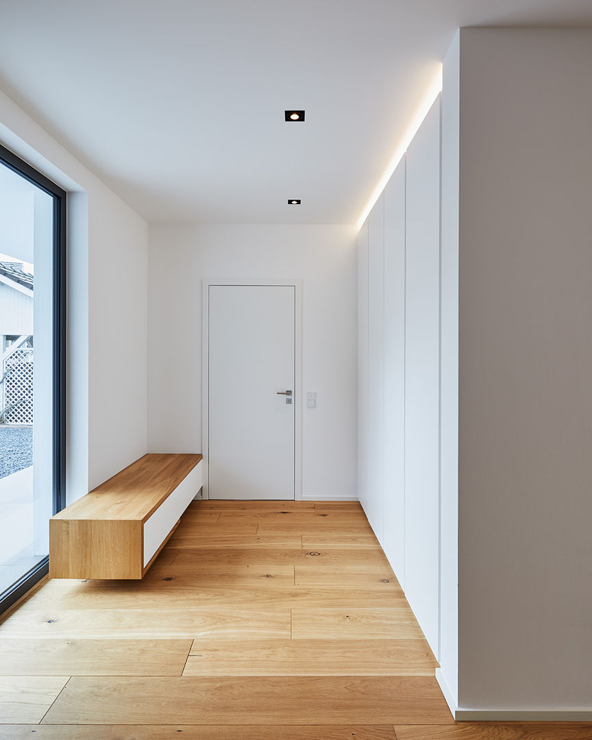 Exklusives Einfamilienhaus im Bauhausstil, Philip Kistner Fotografie Philip Kistner Fotografie Pasillos, vestíbulos y escaleras modernos Madera Acabado en madera