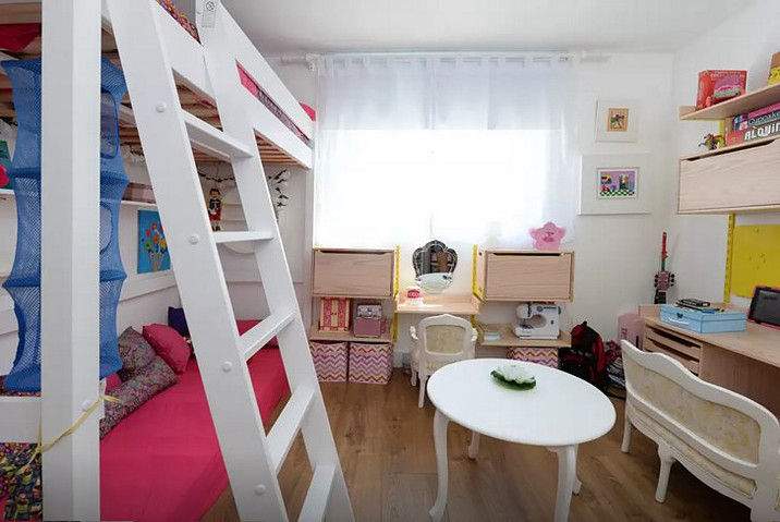 QUARTO MENINA Maria Claudia Faro Quartos das meninas quarto de menina,janela,iluminação natural,cores,escada,móveis,estante modulos,estante pronta,moveis infantis,cortina translucida,cama rosa