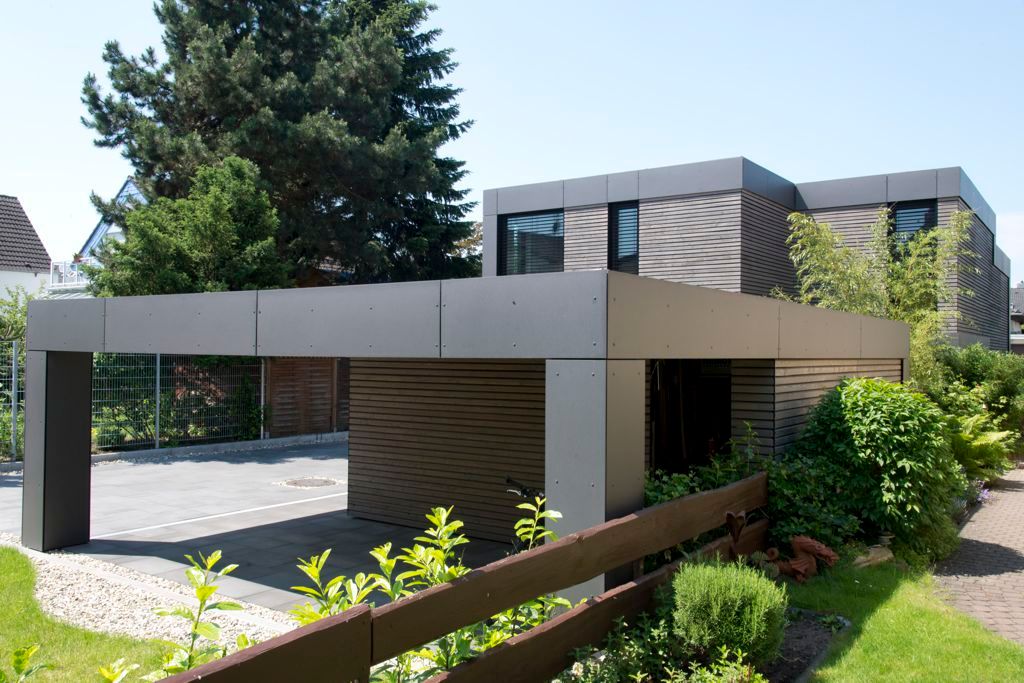 Wohnhaus aus Massivholz und (Sicht-) Beton in Weiterstadt, Herrmann Massivholzhaus GmbH Herrmann Massivholzhaus GmbH Garajes de estilo moderno Madera maciza Multicolor