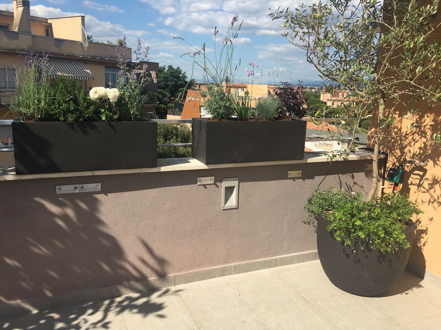 ​Una terrazza romana urban mediterranean, Au dehors Studio. Architettura del Paesaggio Au dehors Studio. Architettura del Paesaggio