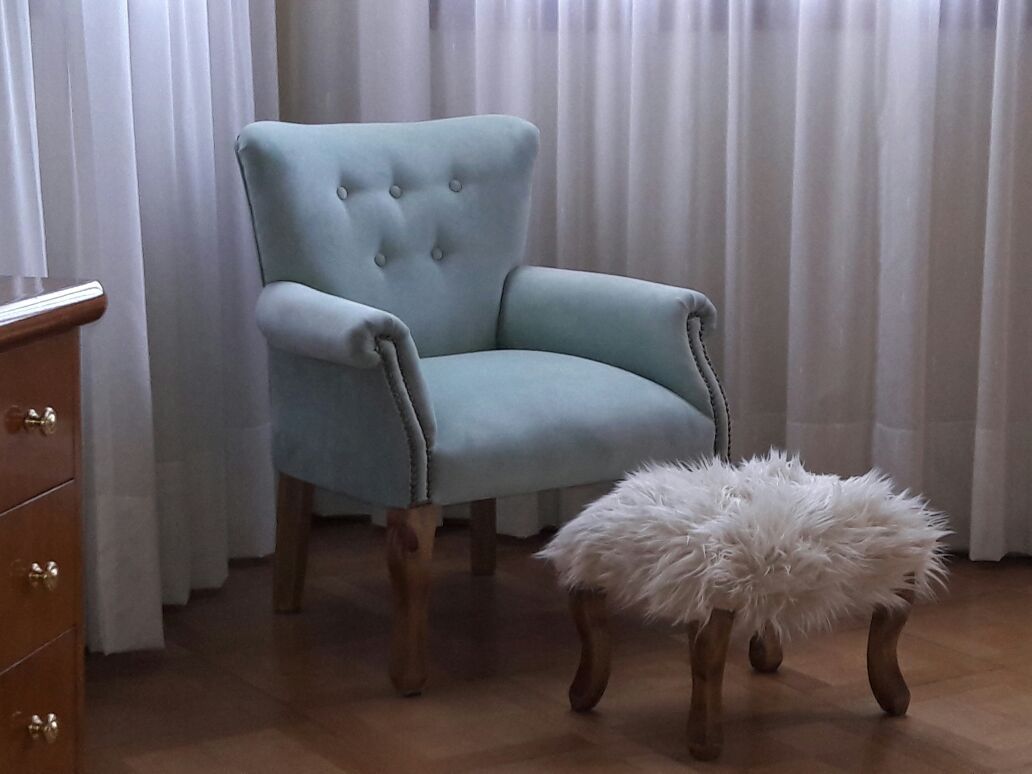 Dormitorio de Carolina, Su living Su living Modern style bedroom Textile Amber/Gold Sofas & chaise longue