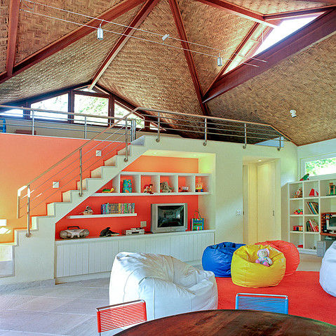 CASA ANGRA DOS REIS - PORTOGALO Maria Claudia Faro Salas de estar tropicais casa de praia,escada,cobertura,telhado,prateleiras,móveis,iluminação natural