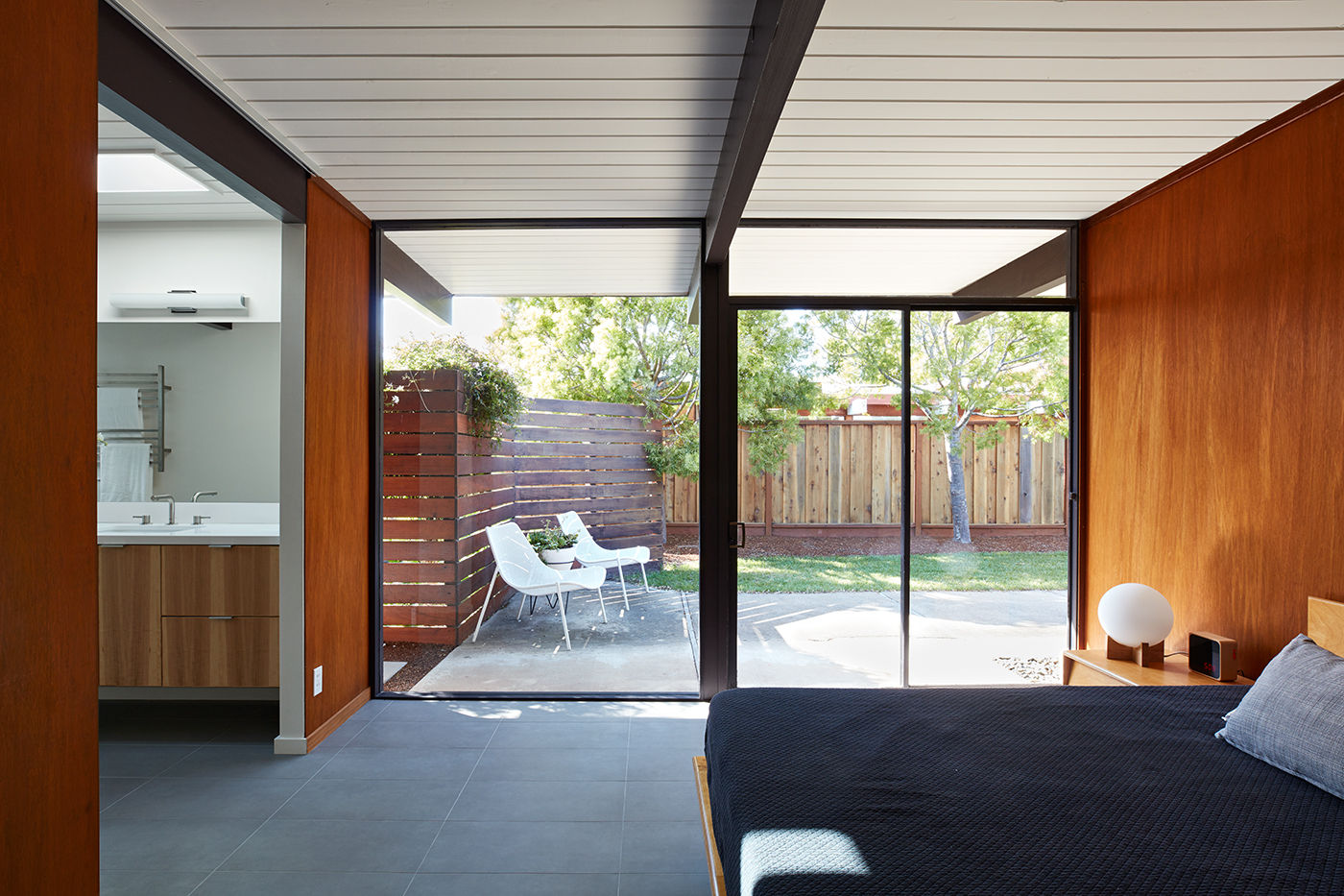 Mid-Mod Eichler Addition Remodel by Klopf Architecture, Klopf Architecture Klopf Architecture Oficinas y bibliotecas de estilo moderno