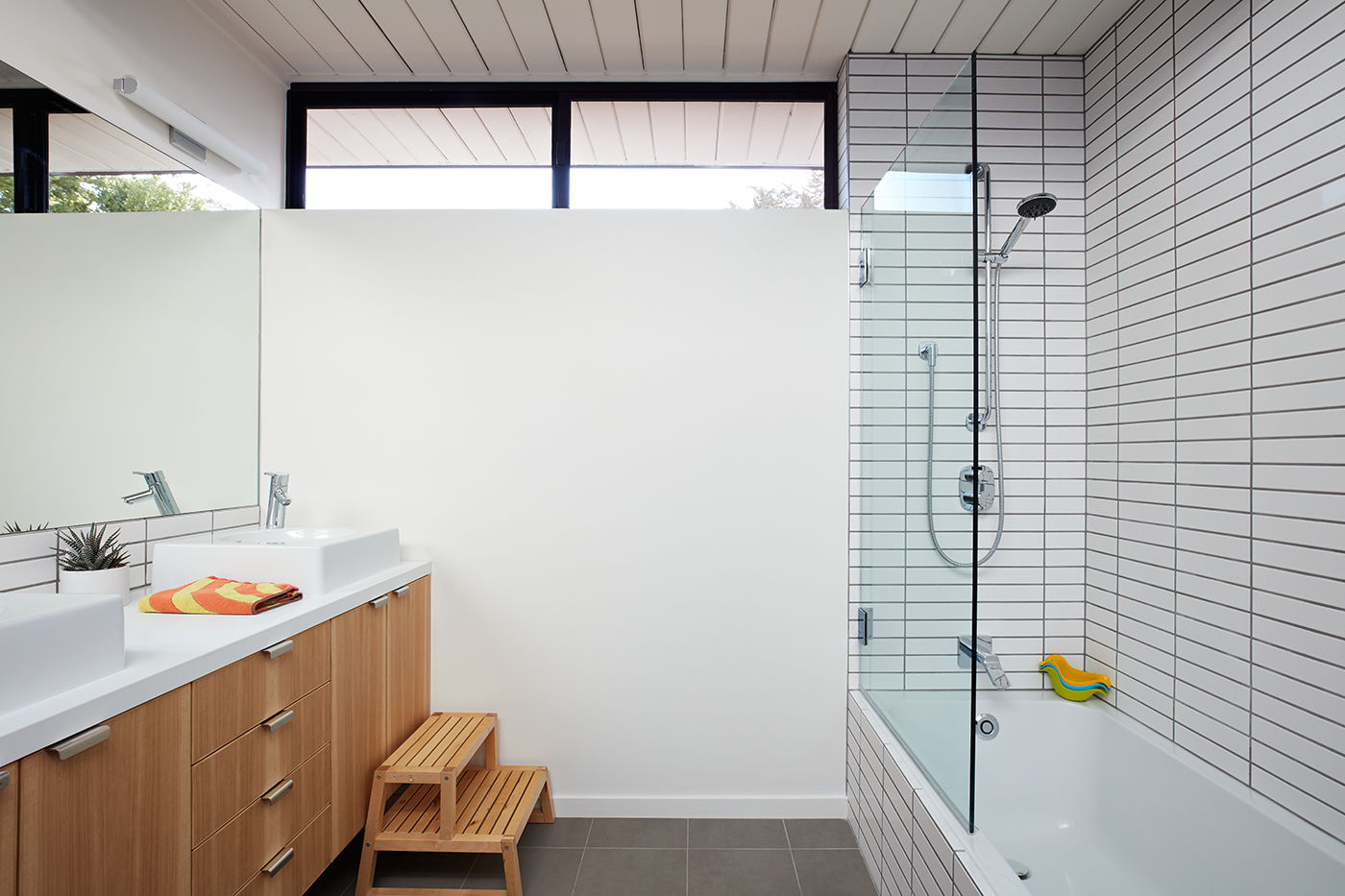 Mid-Mod Eichler Addition Remodel by Klopf Architecture, Klopf Architecture Klopf Architecture Modern style bathrooms