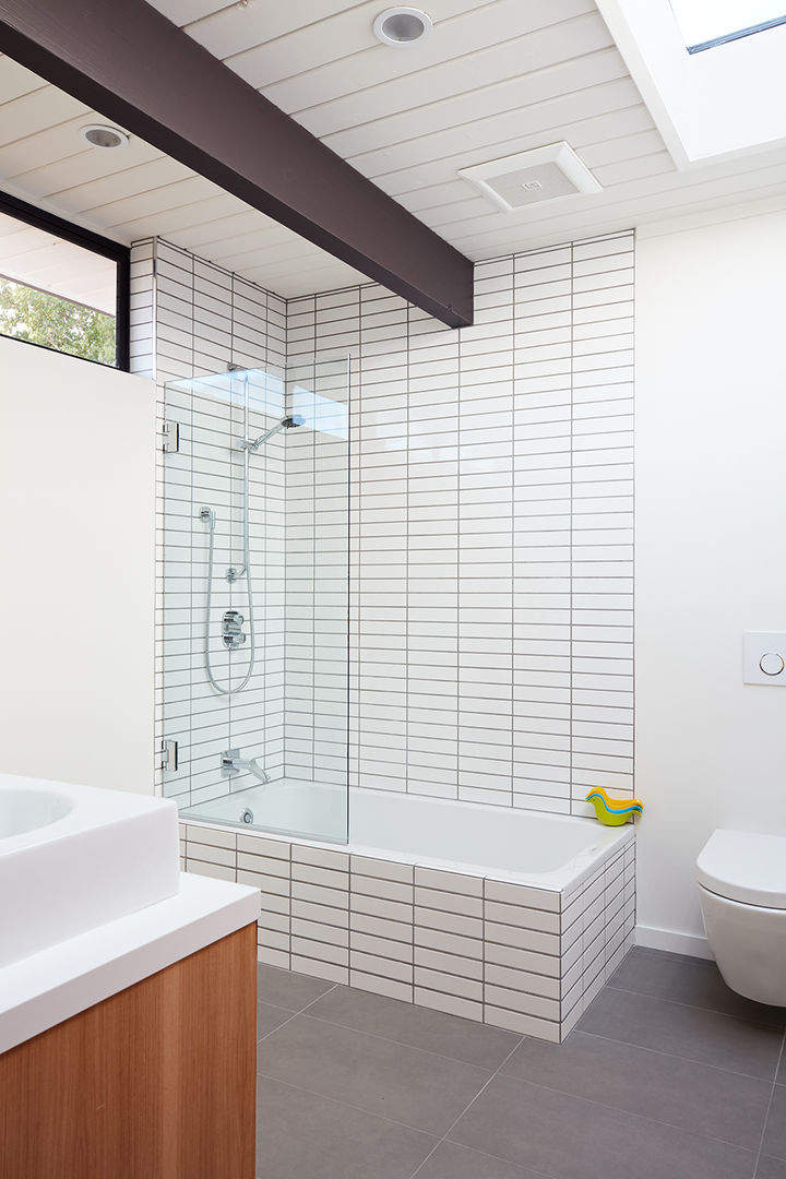 Mid-Mod Eichler Addition Remodel by Klopf Architecture, Klopf Architecture Klopf Architecture Salle de bain moderne