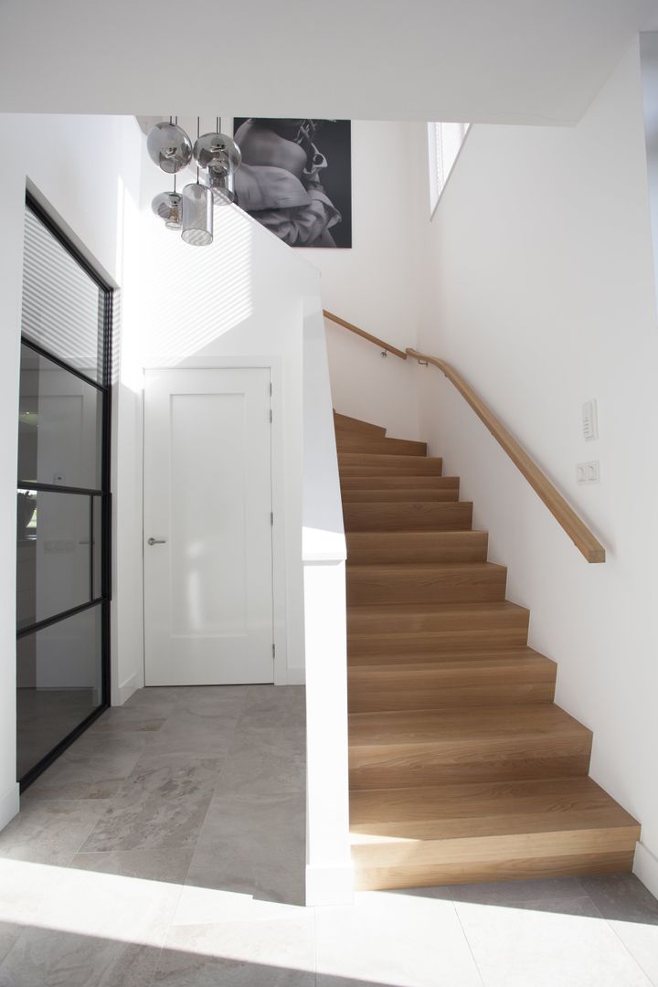 Over de vloer bij villa Krakestee, Thijssen Verheijden Architecture & Management Thijssen Verheijden Architecture & Management Modern Corridor, Hallway and Staircase Wood Wood effect