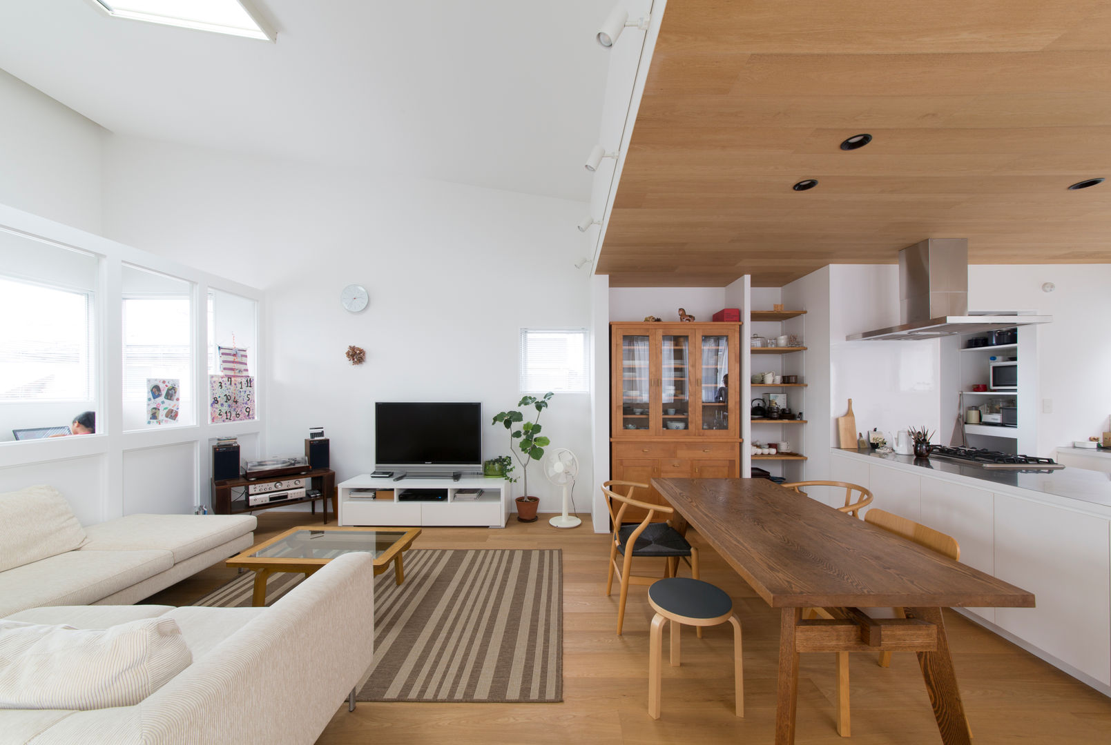 1.5階デッキのある家, ラブデザインホームズ／LOVE DESIGN HOMES ラブデザインホームズ／LOVE DESIGN HOMES Salas de estilo escandinavo