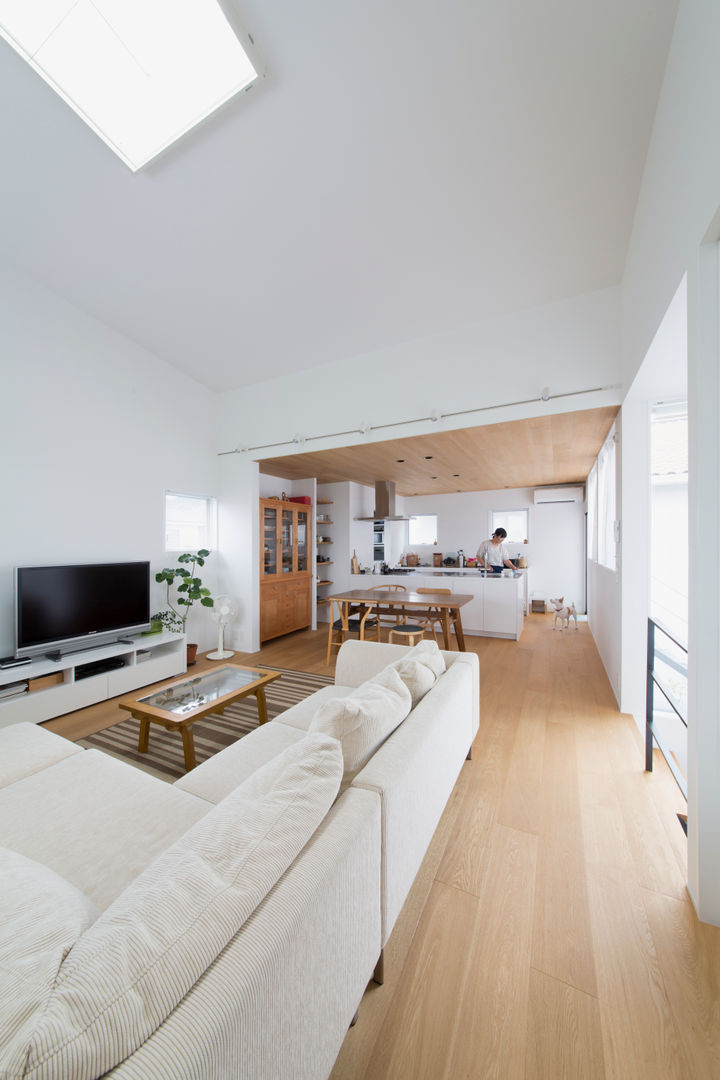 1.5階デッキのある家, ラブデザインホームズ／LOVE DESIGN HOMES ラブデザインホームズ／LOVE DESIGN HOMES Skandynawski salon