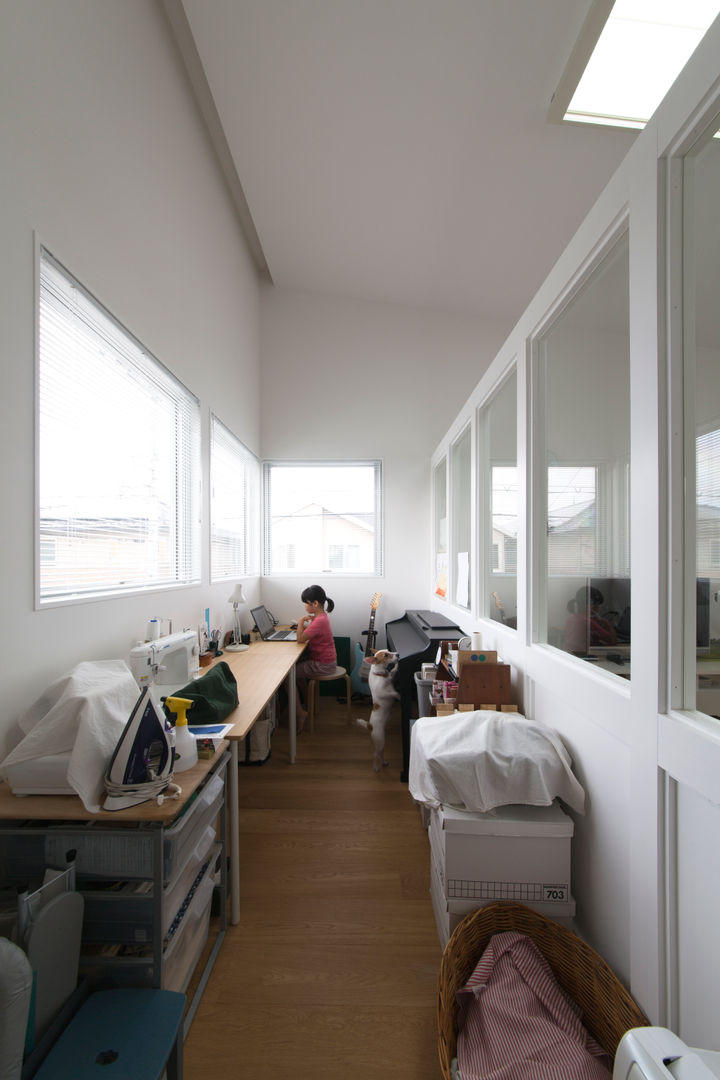 1.5階デッキのある家, ラブデザインホームズ／LOVE DESIGN HOMES ラブデザインホームズ／LOVE DESIGN HOMES Escritórios escandinavos