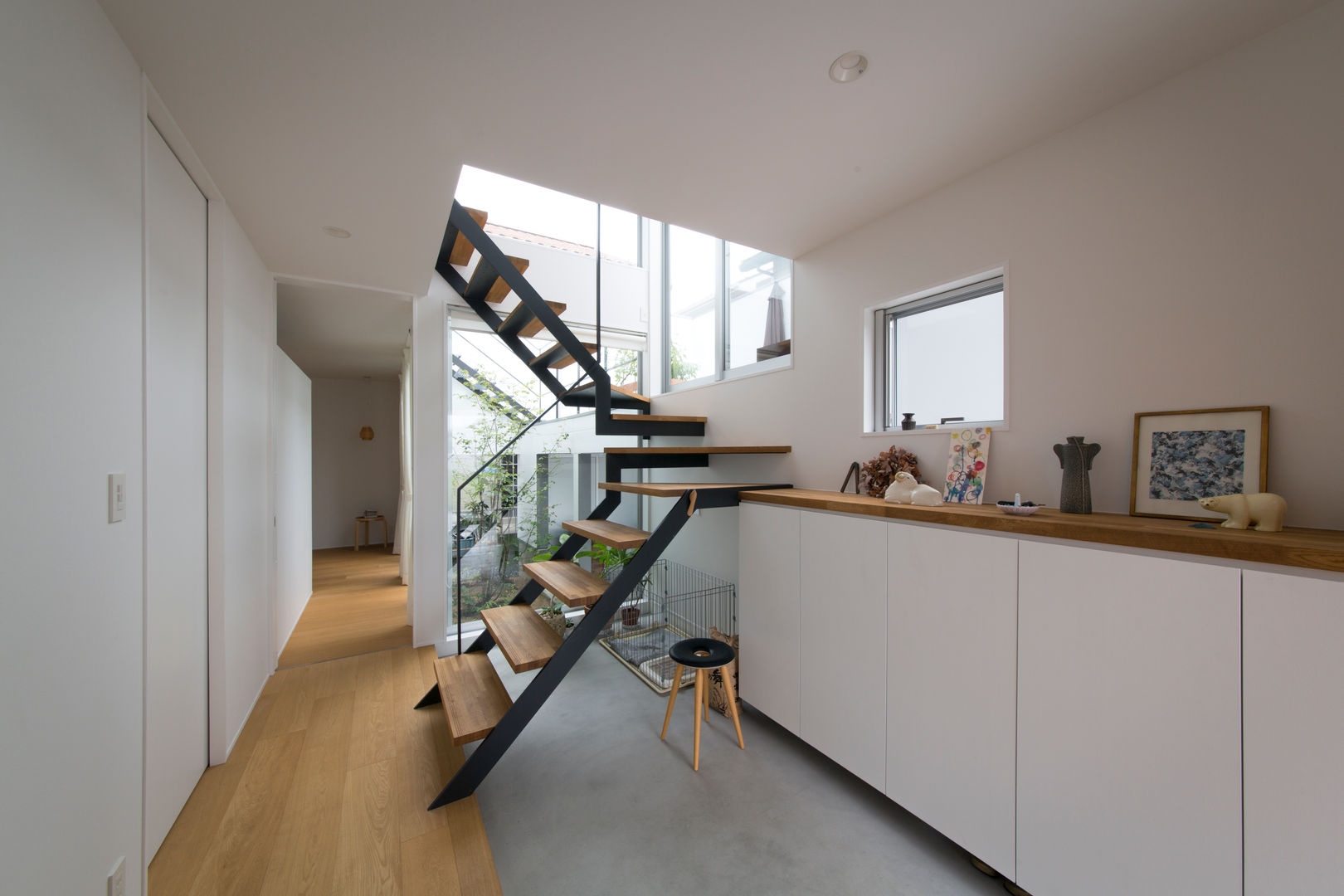 1.5階デッキのある家, ラブデザインホームズ／LOVE DESIGN HOMES ラブデザインホームズ／LOVE DESIGN HOMES Ingresso, Corridoio & Scale in stile scandinavo