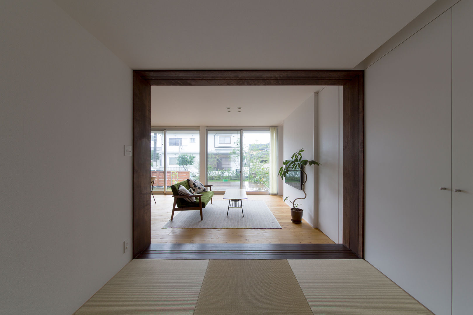 川西GREEN HOUSE, ラブデザインホームズ／LOVE DESIGN HOMES ラブデザインホームズ／LOVE DESIGN HOMES Salas de entretenimiento de estilo ecléctico