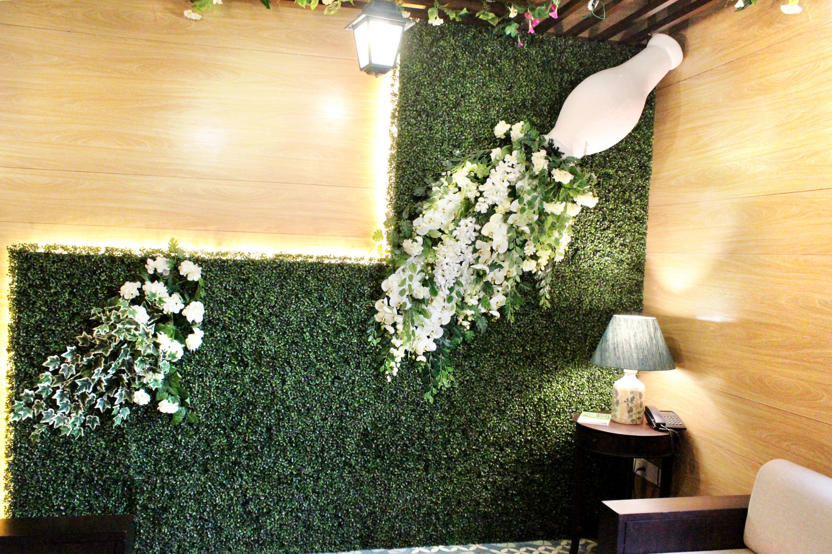 Lounge Decor at DLF 4, Gurugram, Grecor Grecor Tường & sàn phong cách hiện đại