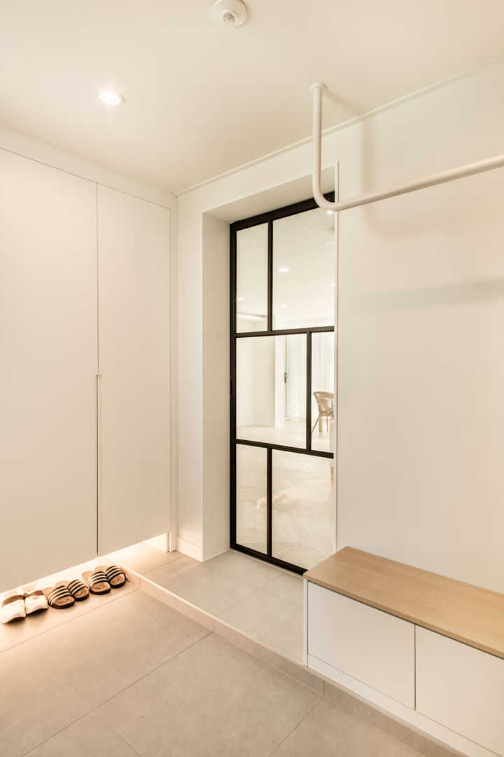 화이트의 단정함과 우드의 내츄럴이 만나는 공간, 봄디자인 봄디자인 Ingresso, Corridoio & Scale in stile minimalista