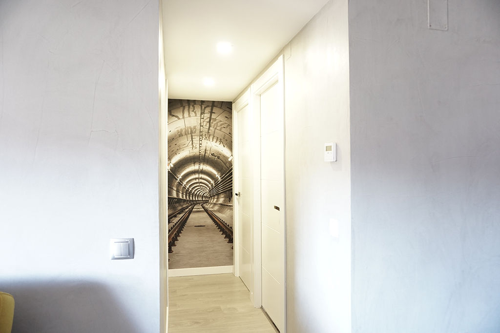 Estilo industrial para esta reforma realizada por nuestra empresa, GRUPO STYLO REFORMAS Y DECORACIÓN en Madrid GRUPO STYLO REFORMAS Y DECORACIÓN en Madrid industrial style corridor, hallway & stairs Wood-Plastic Composite