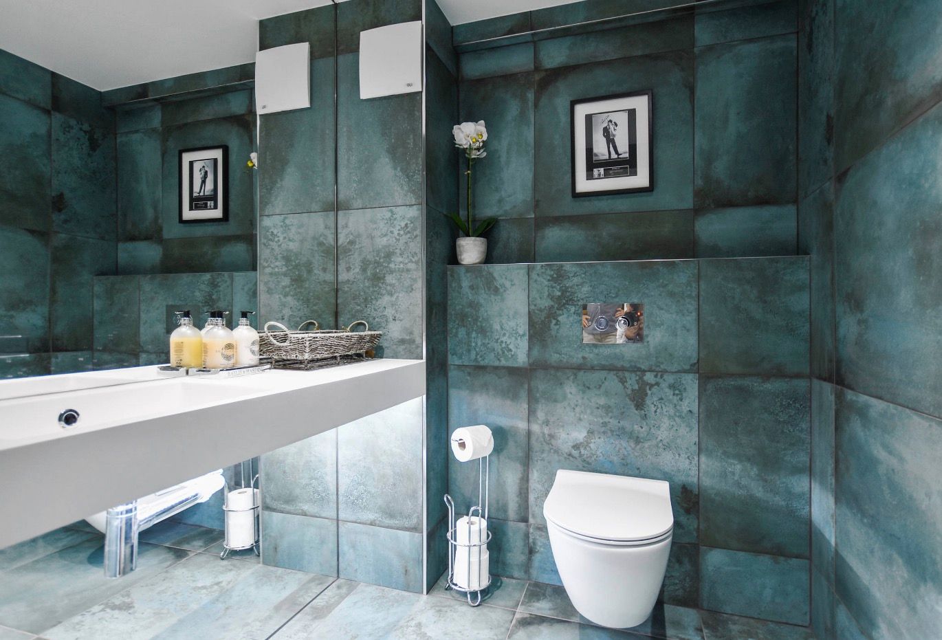 Brentford Showroom, TW8, BathroomsByDesign Retail Ltd BathroomsByDesign Retail Ltd Ванная комната в стиле модерн