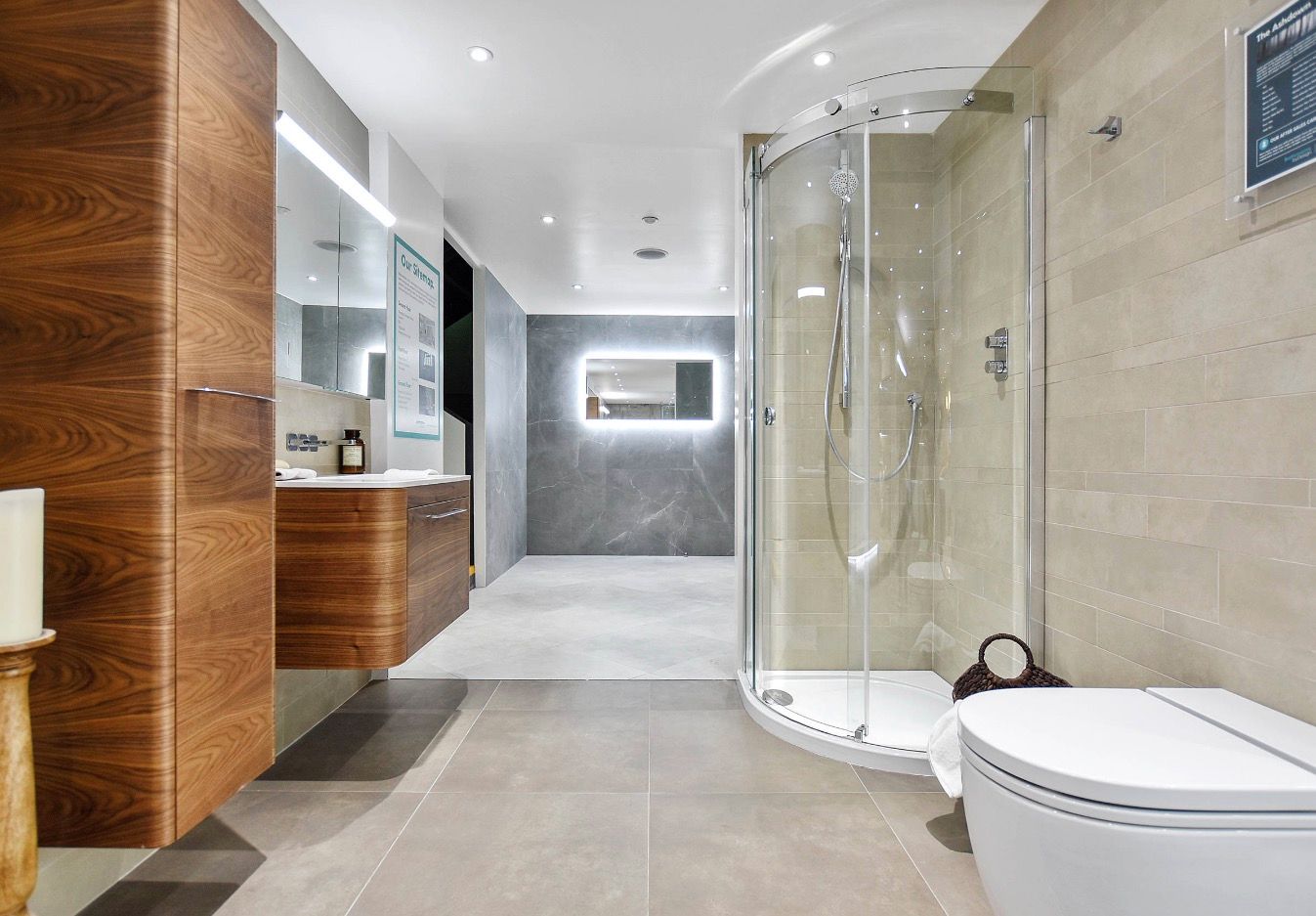 Brentford Showroom, TW8, BathroomsByDesign Retail Ltd BathroomsByDesign Retail Ltd Modern Banyo