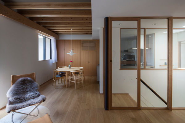 土間と縦庭の家, TRANSTYLE architects TRANSTYLE architects Salones de estilo moderno